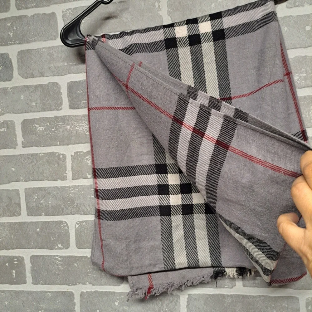 Burberry London Classic Gray Check Scarf Made in Scotland 100% Cashmere 72X28 In